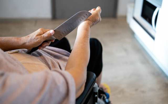 Rêve de quelqu'un qui se mutile le bras et son explication: