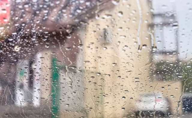 Le rêve de regarder la pluie tomber par la fenêtre :