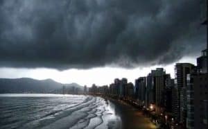 Pourquoi rêver de tempête avec des nuages noirs ?