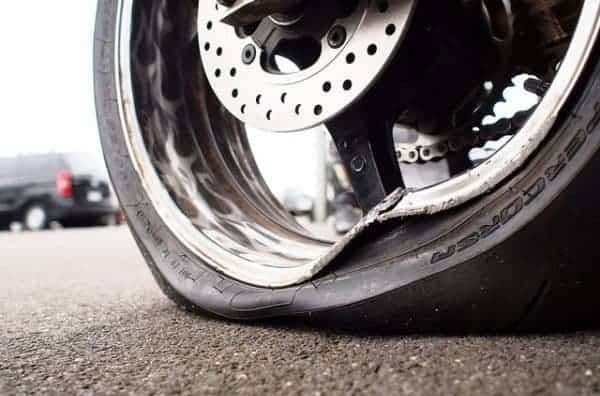 Pourquoi rêver de moto avec un pneu crevé ?