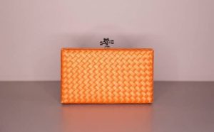 Rêver de portefeuille orange : quelles interprétations et significations ?