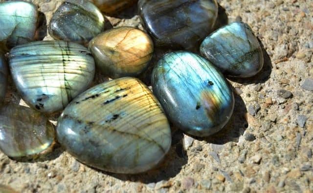 Pierre Labradorite : vertus et bienfaits en lithothérapie