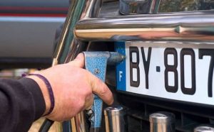 Rêver de plaque d'immatriculation : quelles interprétations, symbolisme et significations ?