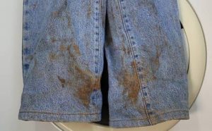 Rêver de porter un pantalon sale : quelles interprétations et significations ?